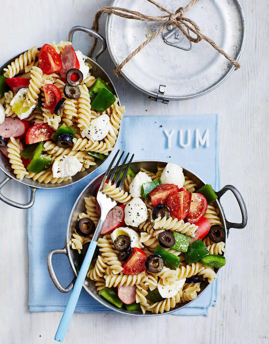 Fusillisalat mit Oliven, Babymozzarella und Cabanossi