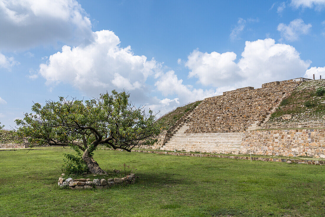 Hauptgebäude auf der Plaza A in den Ruinen der zapotekischen Stadt Atzompa, in der Nähe von Oaxaca, Mexiko.