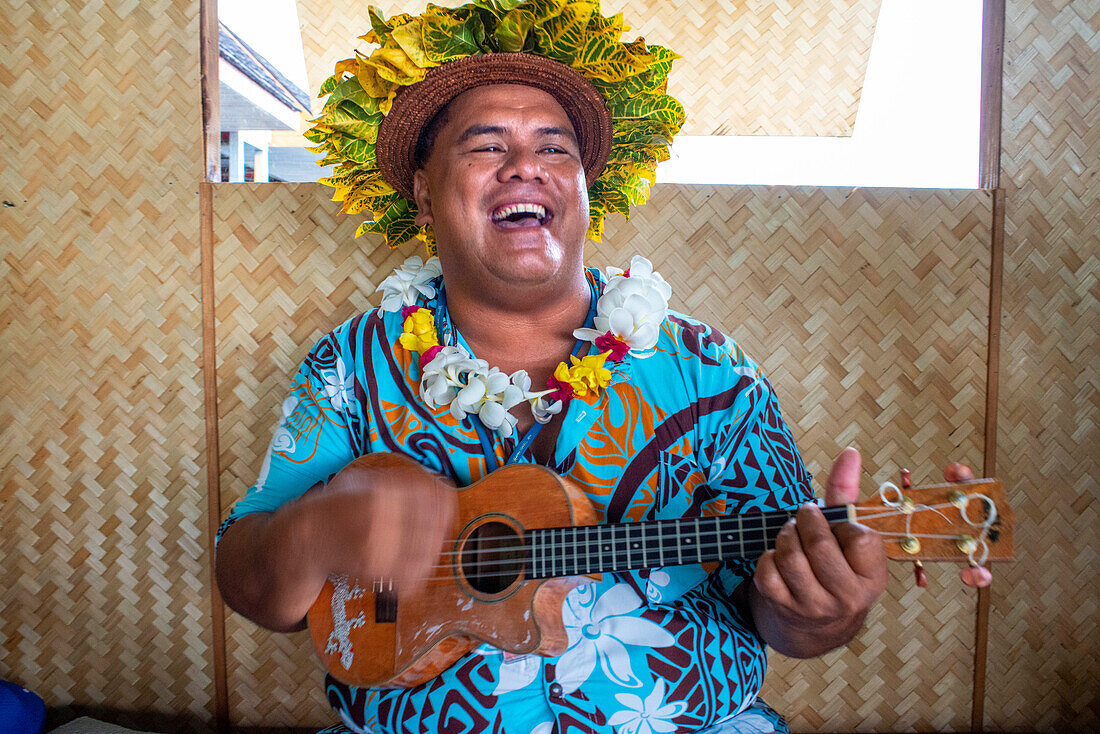Insel Tahiti, touristischer Empfang mit Musik und Tänzen am Flughafen Faaa Papeete, Französisch-Polynesien