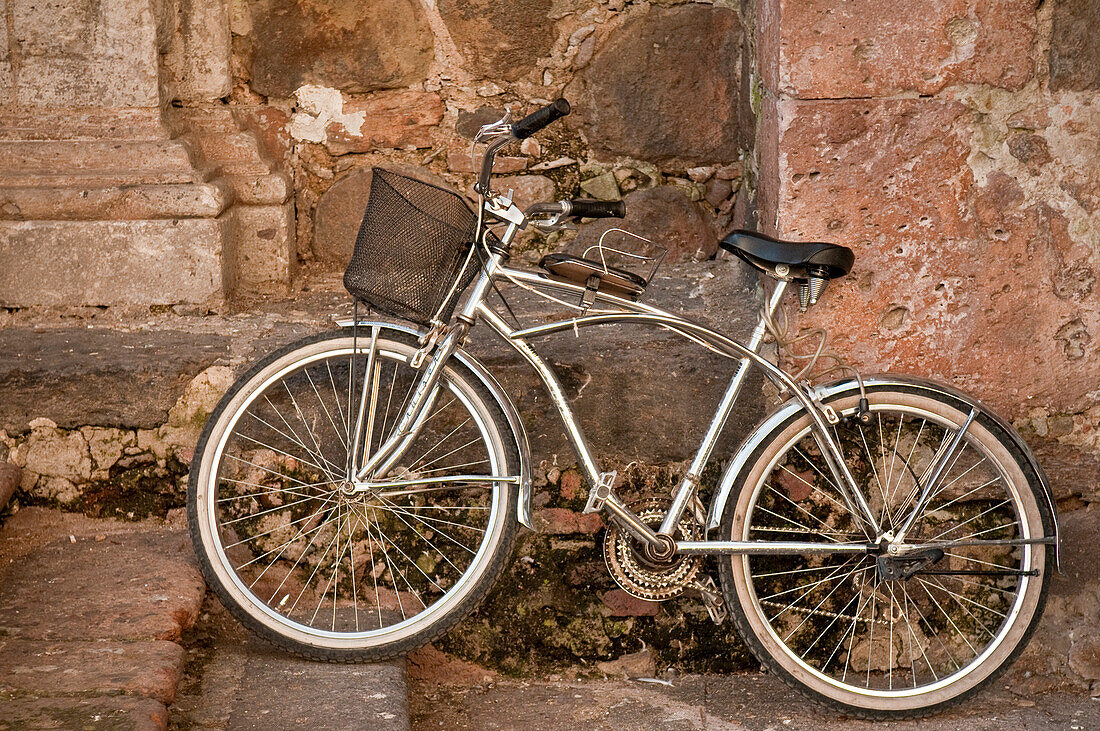 Verchromtes Fahrrad an der Felswand einer Kirche in der Stadt Tequila, Jalisco, Mexiko.