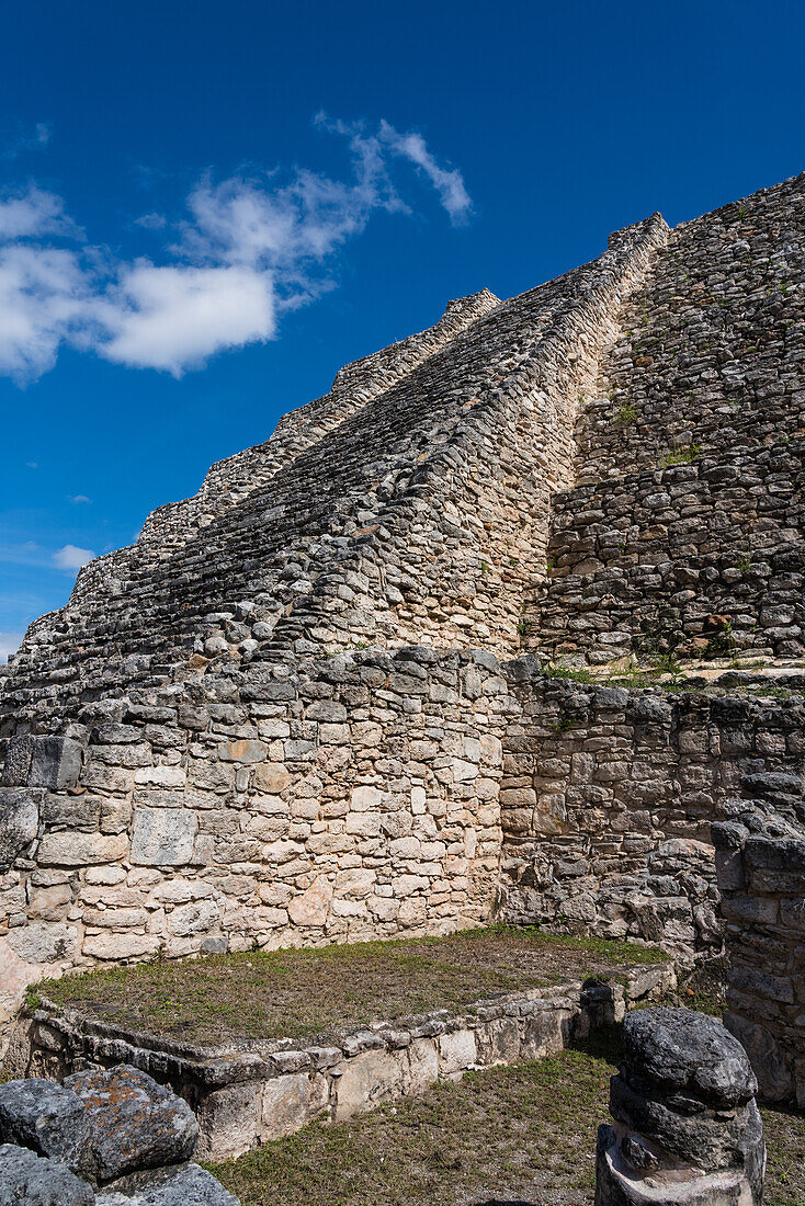 Die steile Treppe an der Pyramide von Kukulkan oder das Castillo in den Ruinen der postklassischen Maya-Stadt Mayapan, Yucatan, Mexiko.