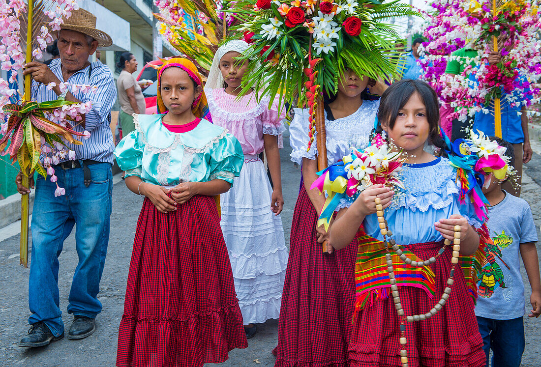Salvadorianer nehmen an der Prozession des Blumen- und Palmenfestes in Panchimalco, El Salvador, teil