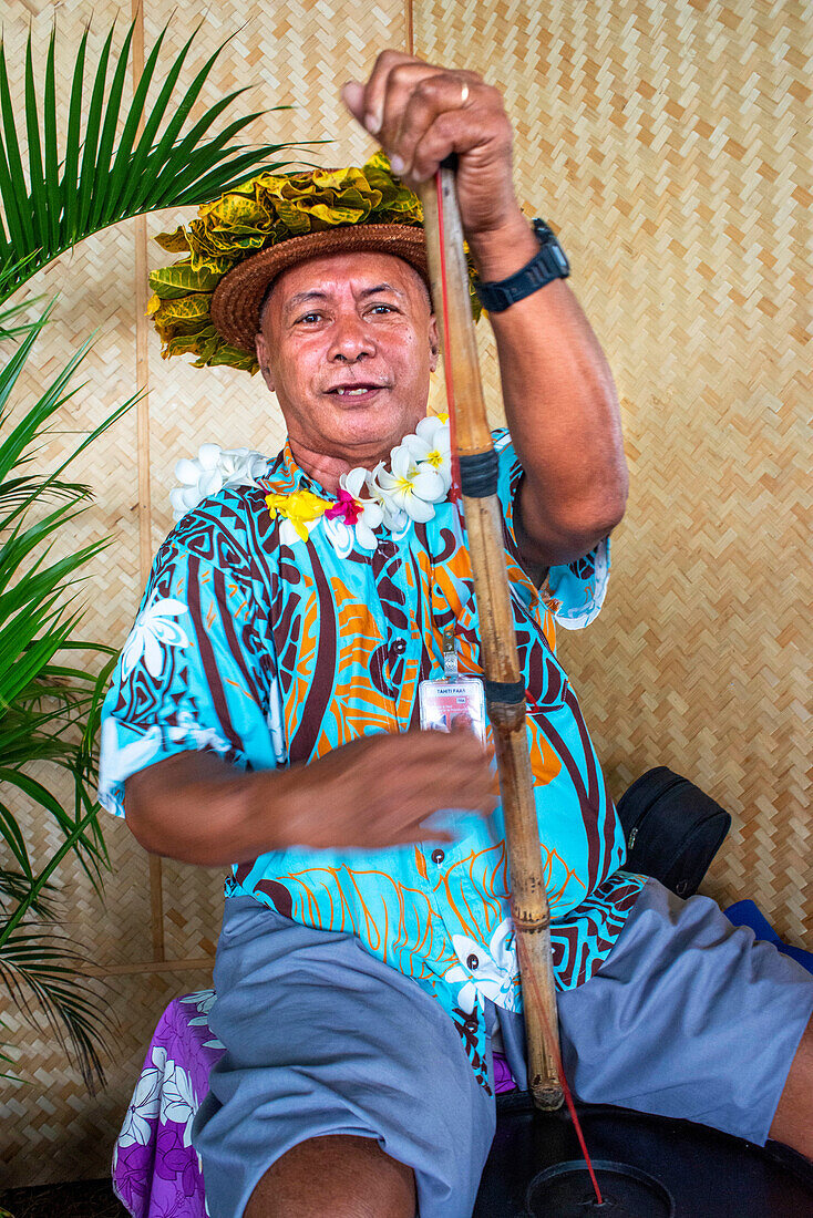 Insel Tahiti, touristischer Empfang mit Musik und Tänzen am Flughafen Faaa Papeete, Französisch-Polynesien, Frankreich