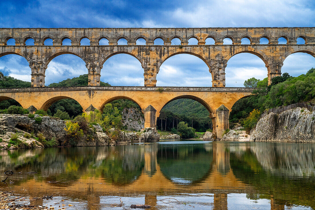 Pont du Gard, Region Languedoc-Roussillon, Frankreich, Unesco-Weltkulturerbe. Das römische Aquädukt überquert den Fluss Gardon in der Nähe von Vers-Pon-du-Gard im Languedoc-Roussillon mit 2000 Jahre alten