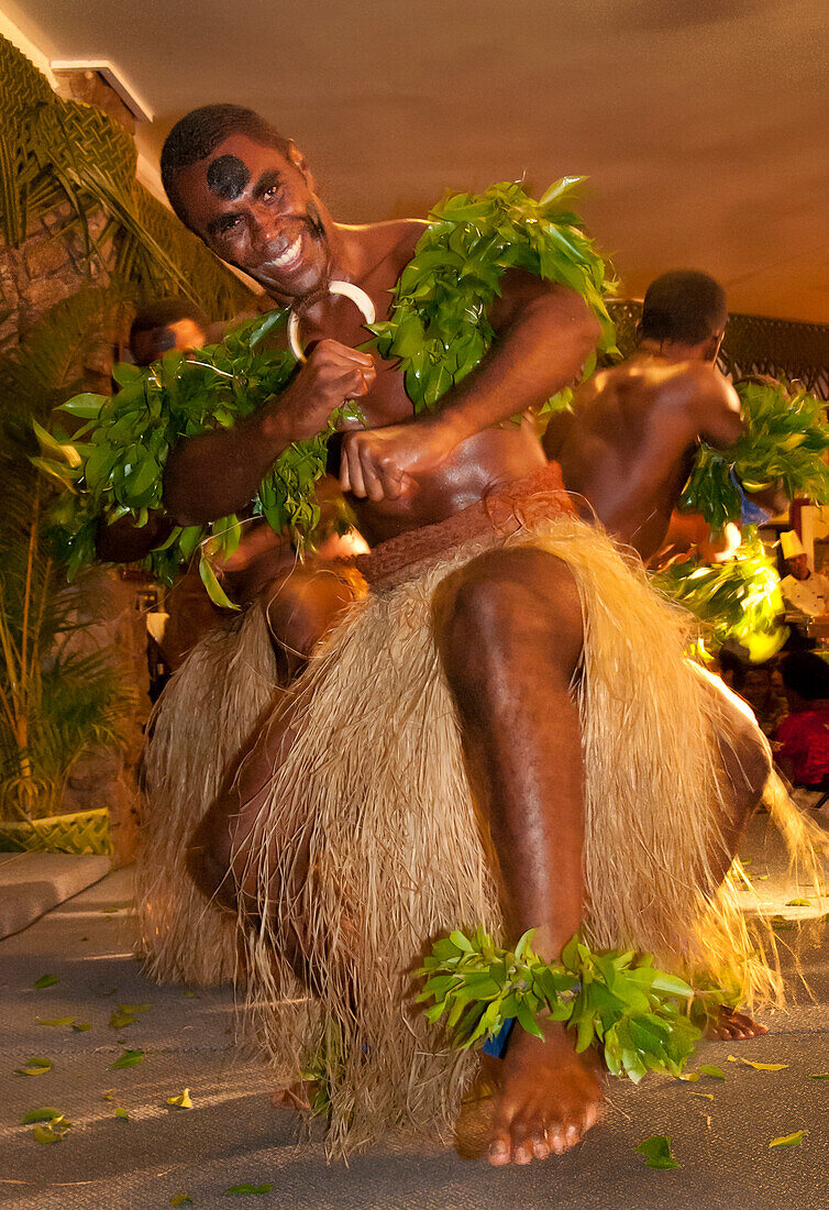 Fidschianische Tänzerin beim Meke im Naviti Resort, Coral Coast, Viti Levu, Fidschi.