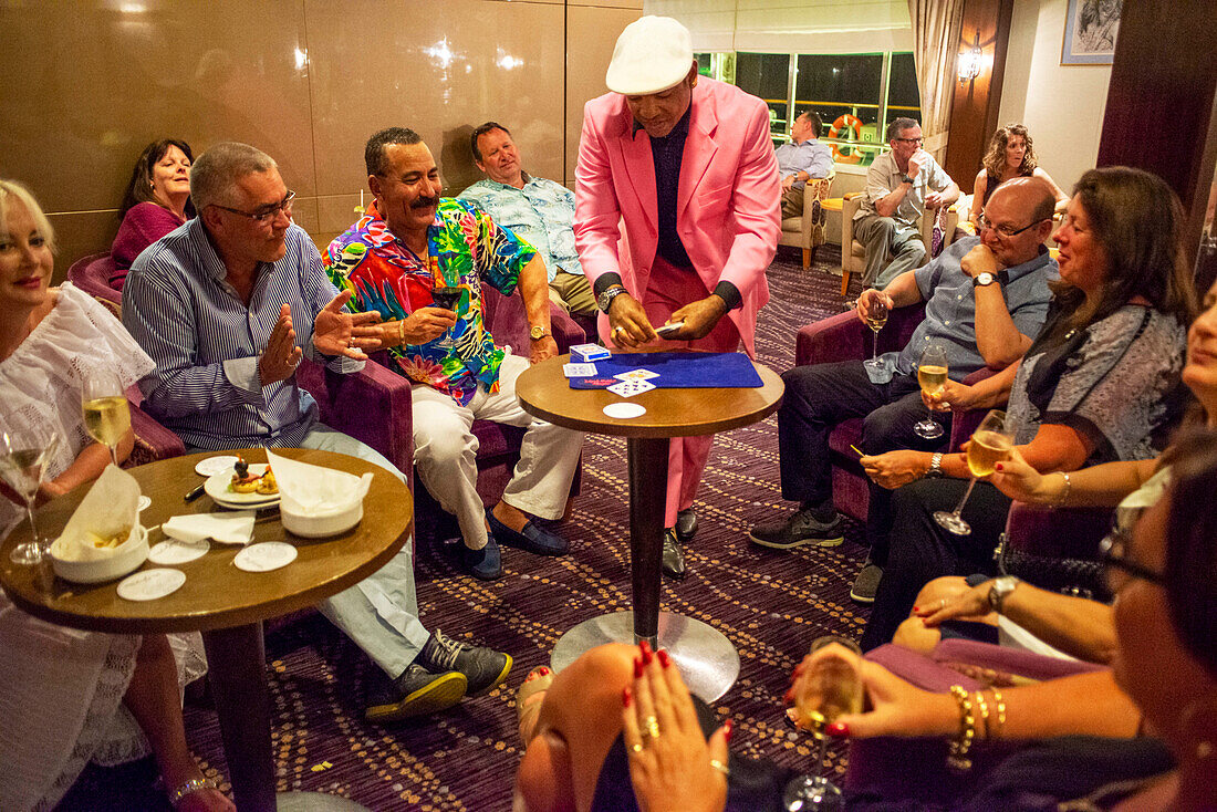 Show und Zaubertricks im Inneren des Kreuzfahrtschiffs Paul Gauguin, Passagiere entspannen sich. Gesellschaftsinseln, Französisch-Polynesien, Südpazifik.