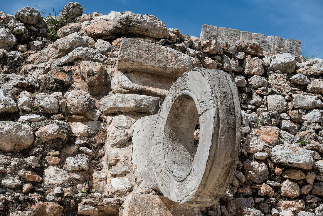 Der Steinring auf dem rituellen Ballspielplatz in den Ruinen der Maya-Stadt Uxmal in Yucatan, Mexiko. Die prähispanische Stadt Uxmal gehört zum UNESCO-Weltkulturerbe.