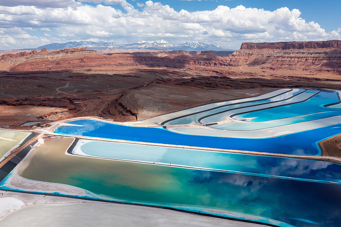 Verdunstungsteiche in einem Kalibergwerk, das Kali im Lösungsbergbau in der Nähe von Moab, Utah, abbaut. Um die Verdunstung zu beschleunigen, wird blauer Farbstoff hinzugefügt.