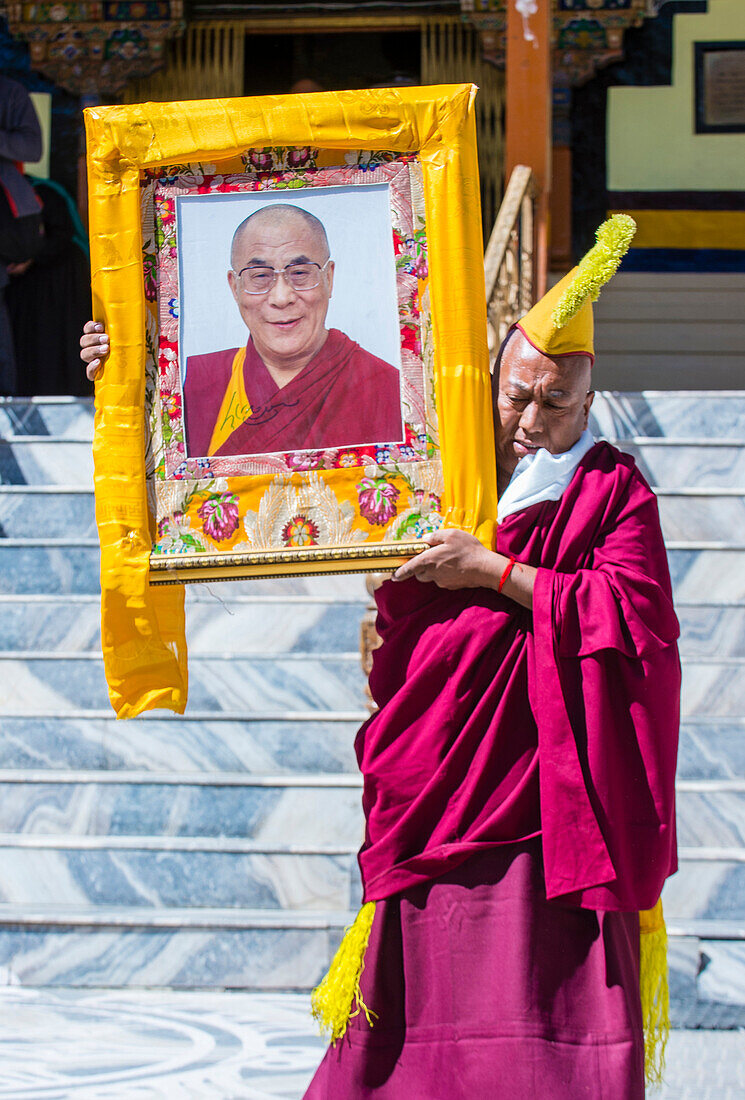 Buddhistischer tibetischer Mönch nimmt am Ladakh-Festival in Leh, Indien, teil