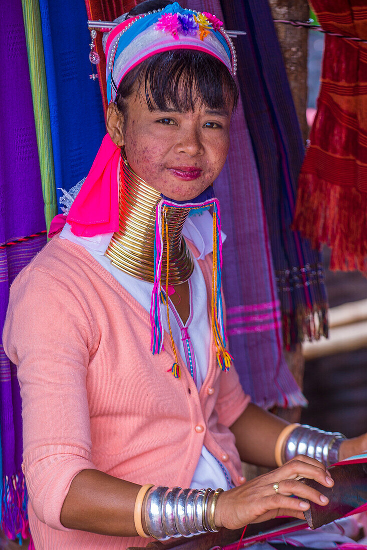 Porträt einer Frau vom Stamm der Kayan im Staat Kayan in Myanmar