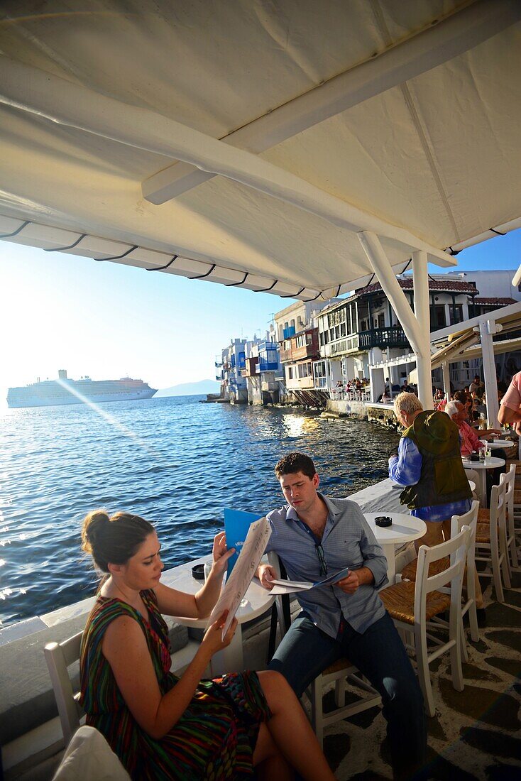 Terrasse eines Cafés mit Blick auf Klein-Venedig, Mykonos, Griechenland