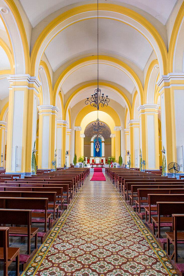 Das Innere der Kathedrale von Granada in Granada, Nicaragua. Die ursprüngliche Kirche wurde 1583 erbaut und 1915 wiederaufgebaut.