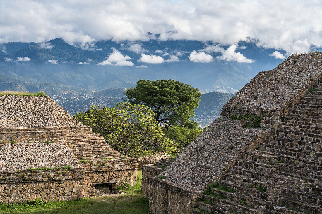 Gebäude D (links) und VG auf der Nordplattform der präkolumbianischen zapotekischen Ruinen von Monte Alban in Oaxaca, Mexiko. Eine UNESCO-Welterbestätte.