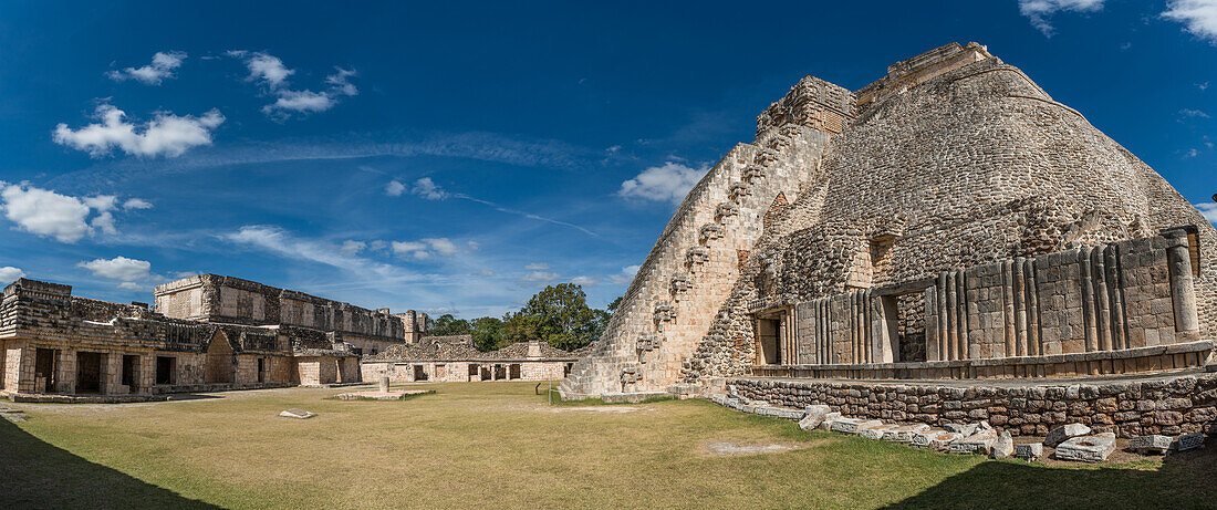 Die Westseite der Pyramide des Magiers liegt gegenüber dem Viereck der Vögel in den Ruinen der Maya-Stadt Uxmal in Yucatan, Mexiko. Die prähispanische Stadt Uxmal gehört zum UNESCO-Weltkulturerbe.
