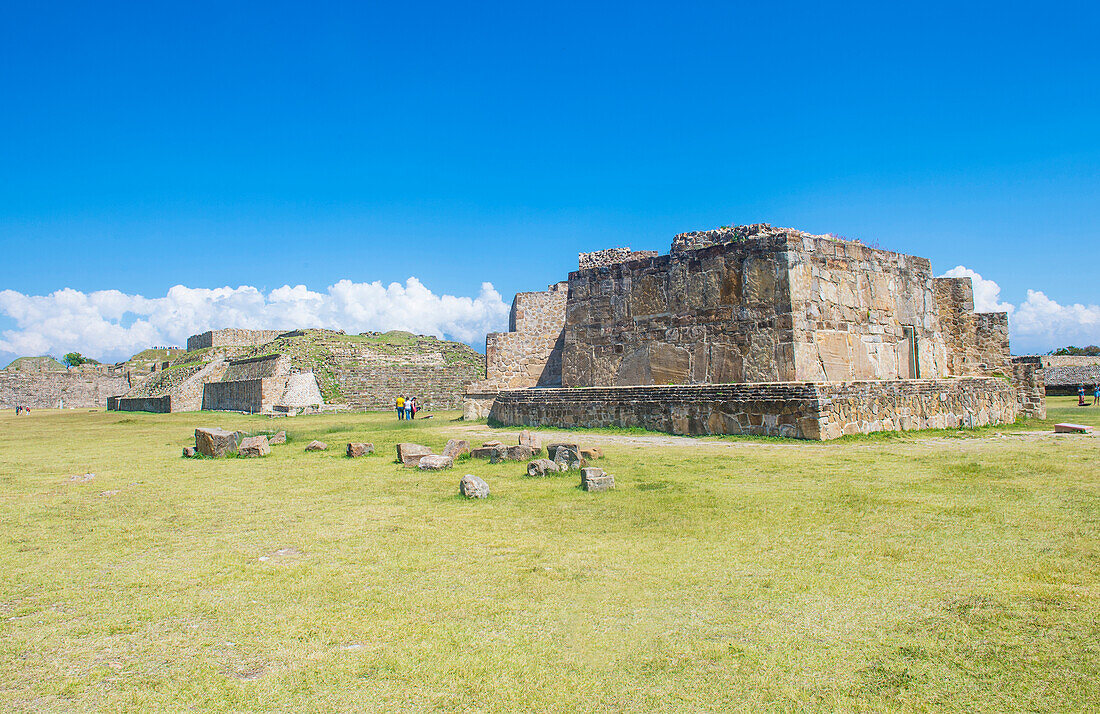 Die Ruinen der zapotekischen Stadt Monte Alban in Oaxaca, Mexiko. Der Park gehört seit 1987 zum UNESCO-Weltkulturerbe.