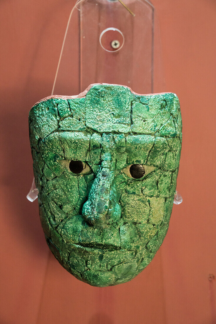 Malachit-Grabmaske aus dem Grab der Roten Königin in den Maya-Ruinen von Palenque, Mexiko. Museum der Stätte von Palenque "Alberto Ruz Lluillier". Palenque-Nationalpark. Ein UNESCO-Weltkulturerbe.