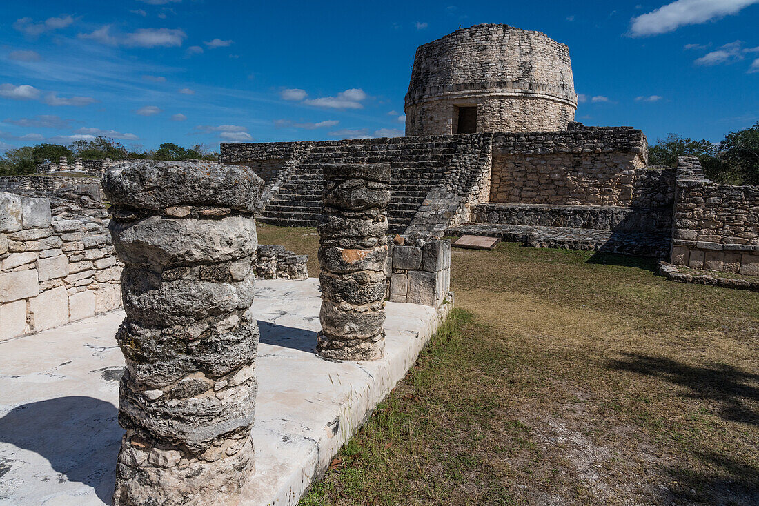Steinsäulen und der Rundtempel in den Ruinen der postklassischen Maya-Stadt Mayapan, Yucatan, Mexiko.
