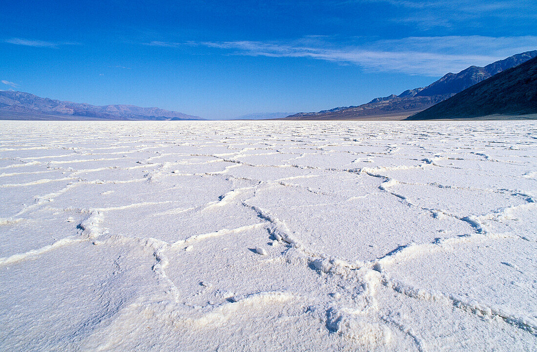 Salzwasserformationen im Badwater Basin, Death Valley National Park, Kalifornien.