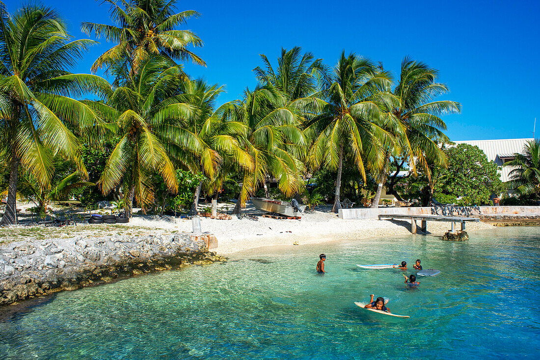 Strand von Rangiroa, Tuamotu-Inseln, Französisch-Polynesien, Südpazifik.