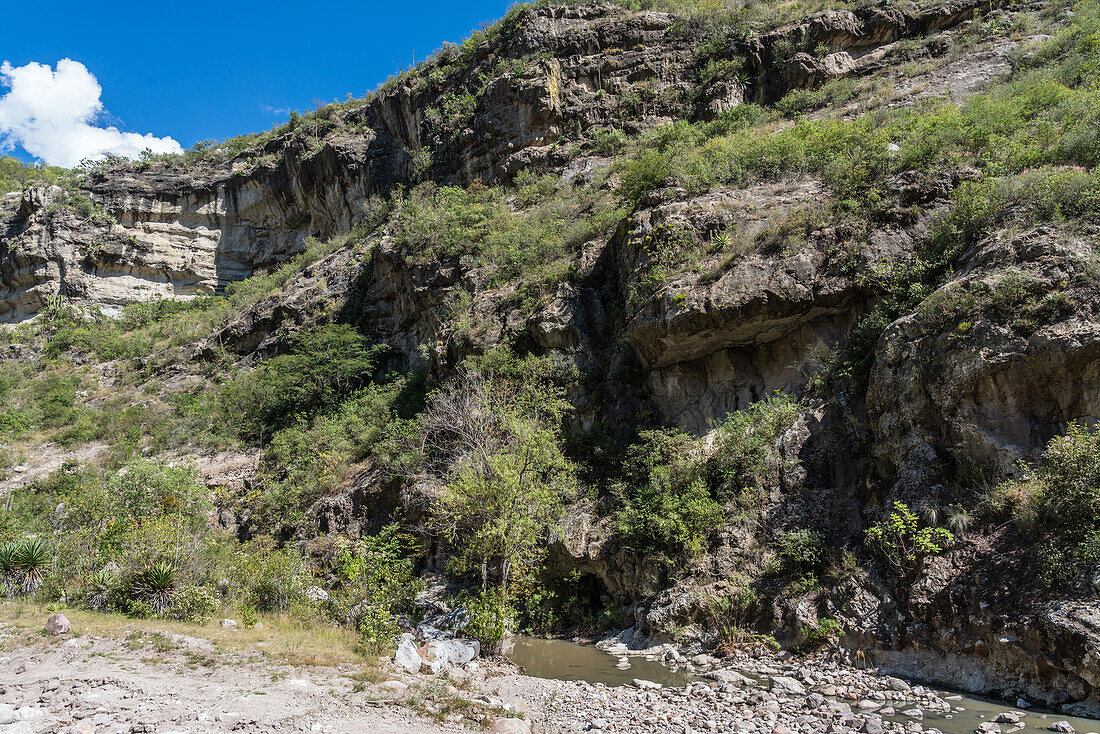 Die Mitla-Höhlen befinden sich an den Wänden der halbtrockenen Schluchten des Tlacolula-Tals in der Nähe von Oaxaca, Mexiko.