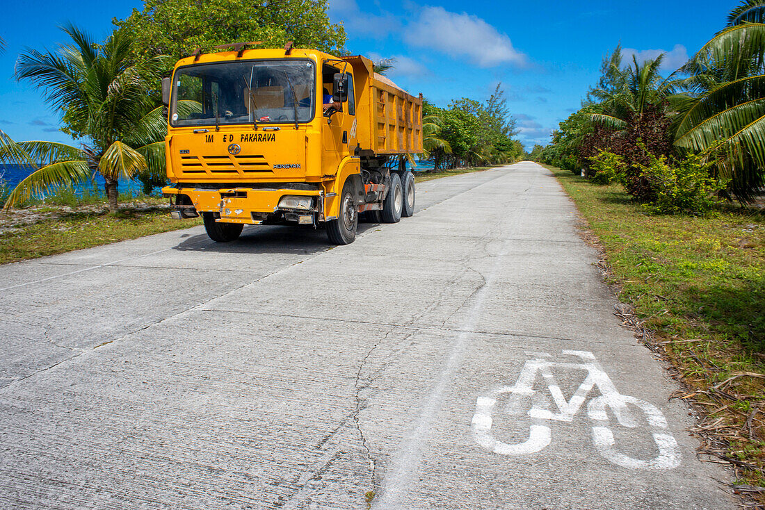 Lokale Straße und Lastwagen in Fakarava, Tuamotus-Archipel, Französisch-Polynesien, Tuamotu-Inseln, Südpazifik.