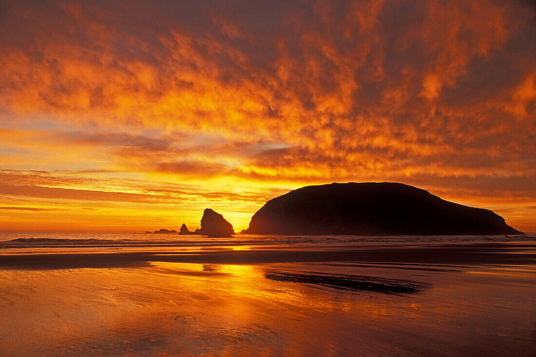 Sonnenuntergang im Harris Beach State Park an der südlichen Küste von Oregon.