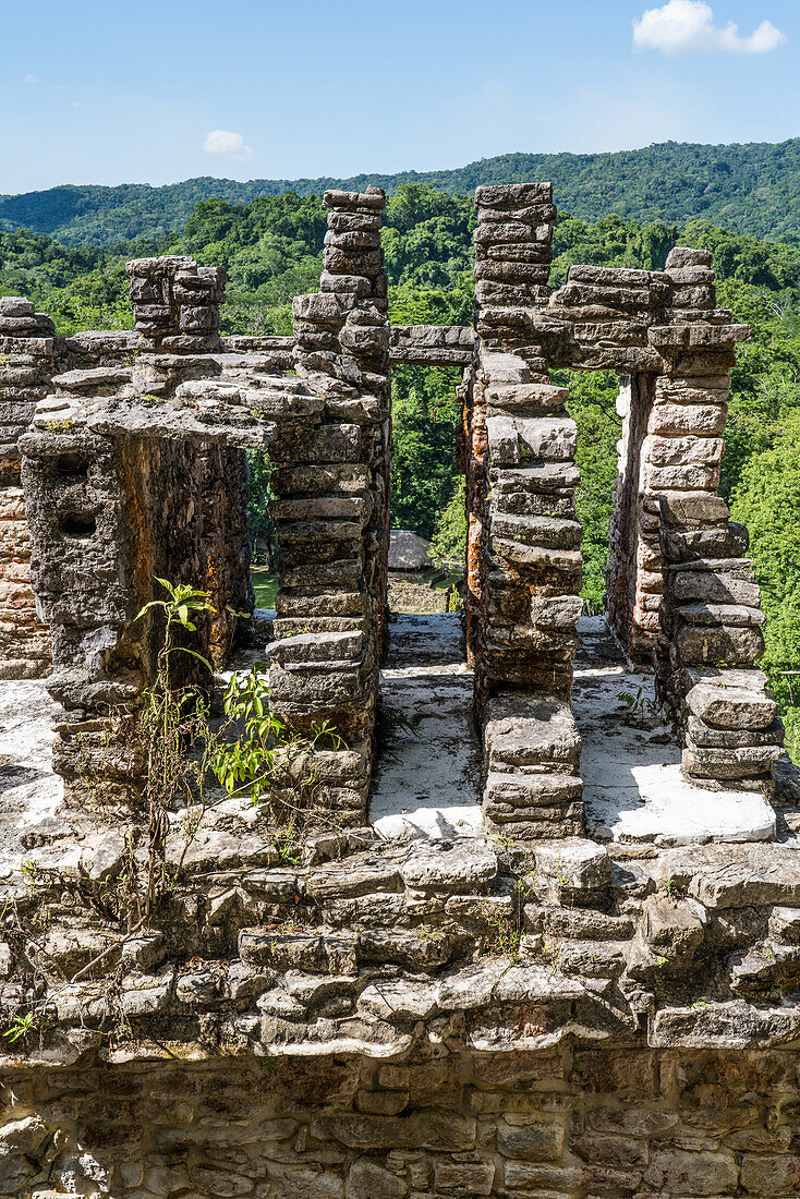 Die Überreste eines Dachkamms auf dem Tempel VII in den Ruinen der Maya-Stadt Bonampak in Chiapas, Mexiko.