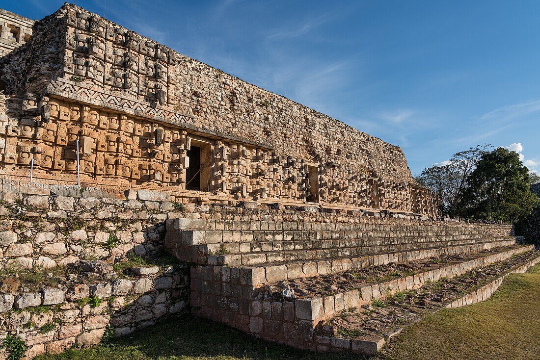 Der Palast der Masken oder Codz Poop, was so viel bedeutet wie "die gerollten Matten", in den prähispanischen Maya-Ruinen von Kabah - Teil der prähispanischen Stadt Uxmal, UNESCO-Weltkulturerbe in Yucatan, Mexiko.