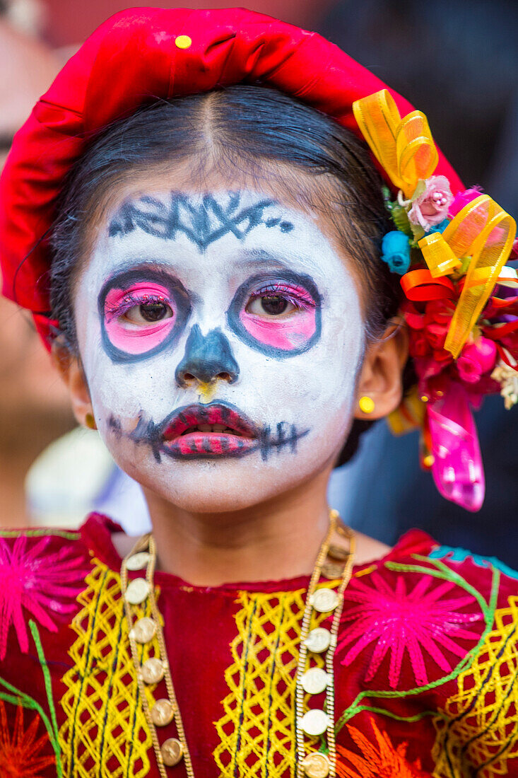 Teilnehmer an einem Karneval zum Tag der Toten in Oaxaca, Mexiko