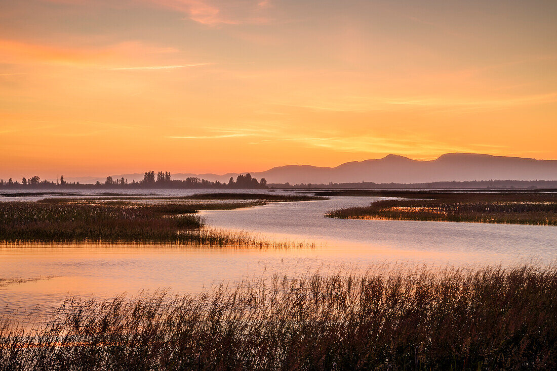 Sonnenaufgang am Fern Ridge Reservoir, Willamette Valley, Oregon.