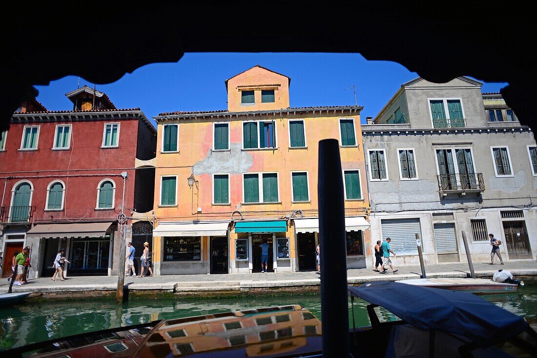 Farbenfrohe Gebäude an den Kanälen von Murano, Venedig, Italien