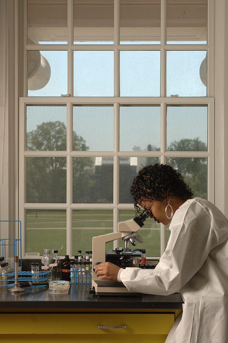 Wissenschaftlerin bei der Arbeit im Labor mit Pflanzenmaterial