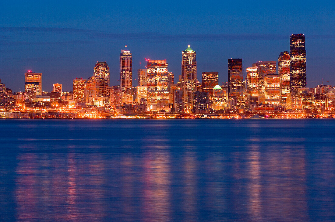 Die Skyline von Downtown Seattle, Washington, in der Abenddämmerung vom Alki Beach aus.