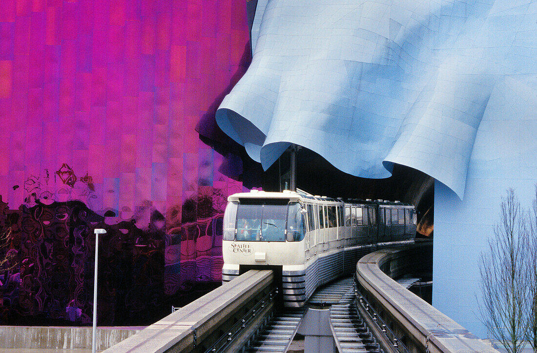 Einschienenbahn beim Austritt aus dem Tunnel des Experience Music Project im Seattle Center; Seattle, Washington.