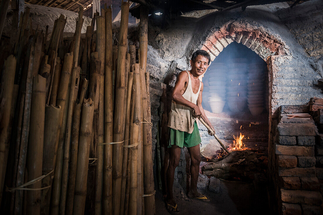 Porträt eines Töpfers in einem Oh Bo-Töpferschuppen, Twante, in der Nähe von Yangon, Myanmar (Burma)