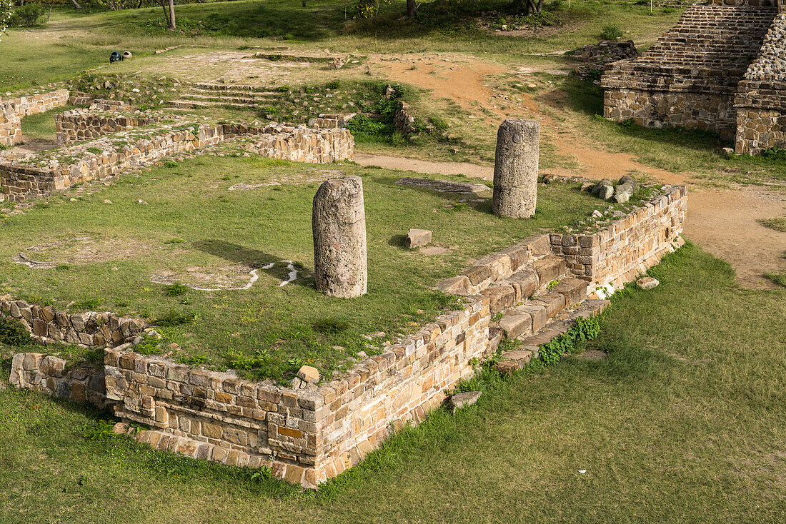 Der Tempel der zwei Säulen, Teil des VG-Komplexes auf der Nordplattform der präkolumbianischen zapotekischen Ruinen von Monte Alban in Oaxaca, Mexiko. Eine UNESCO-Welterbestätte.