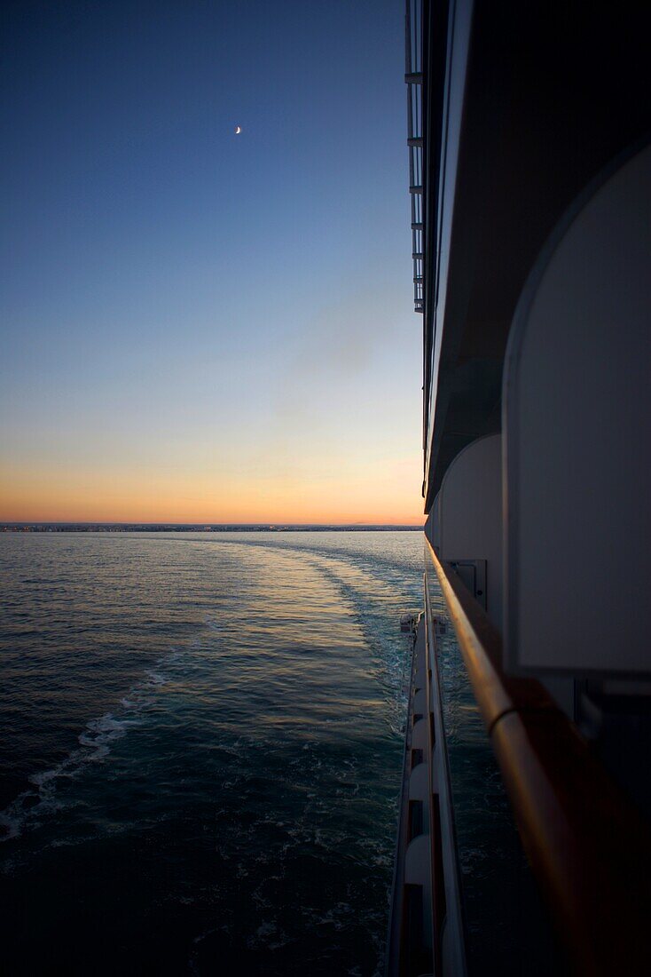 Kreuzfahrtschiff bei Sonnenuntergang im Mittelmeer