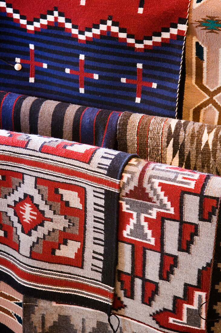 Navajo-Decken in der Hubbell Trading Post National Historic Site, Arizona.