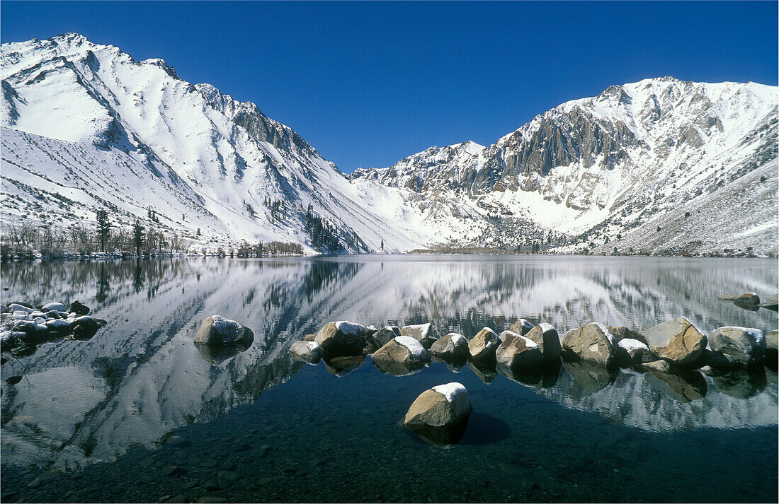 Convict Lake mit frühwinterlichem Schnee; Inyo National Forest, Sierra Nevada Mountains, Kalifornien.