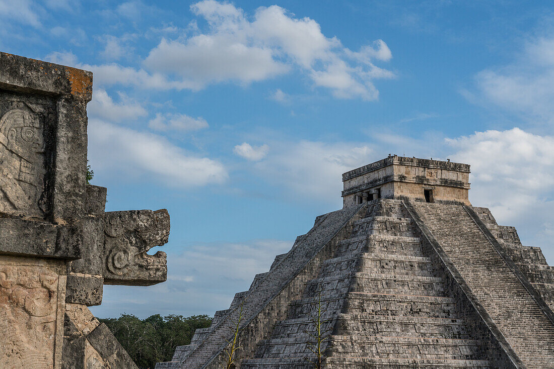 Die Plattform der Adler und Jaguare, gebaut im Maya-Tolteken-Stil, in den Ruinen der großen Maya-Stadt Chichen Itza, Yucatan, Mexiko. Die prähispanische Stadt Chichen-Itza gehört zum UNESCO-Weltkulturerbe.