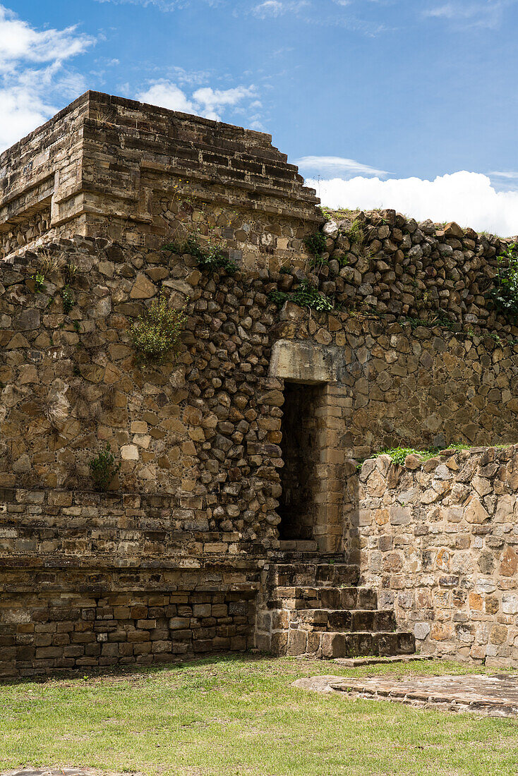 Detail von Steinmetzarbeiten und einer Tür im Gebäude IU in den präkolumbianischen zapotekischen Ruinen von Monte Alban in Oaxaca, Mexiko. Auf dieser Plattform war ursprünglich ein Tempel errichtet worden. Eine UNESCO-Welterbestätte.