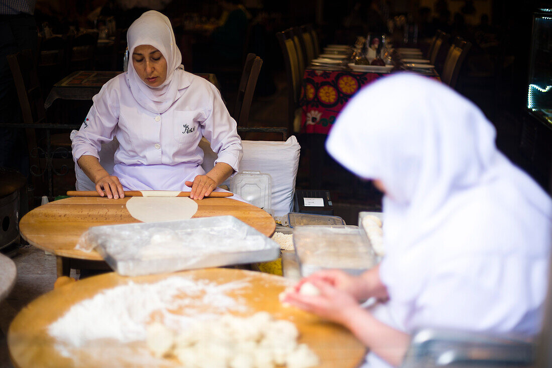 Frauen backen traditionelles türkisches Brot, Istanbul, Türkei