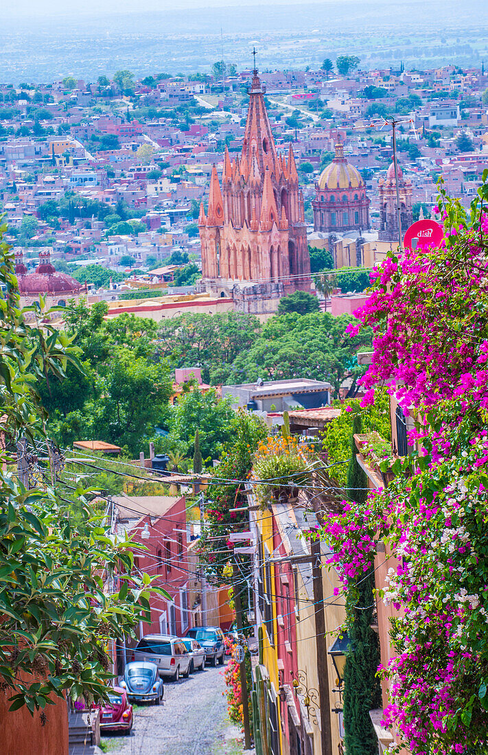 Straßenansicht in San Miguel de Allende, Mexiko. Die historische Stadt San Miguel de Allende gehört seit 2008 zum UNESCO-Weltkulturerbe.