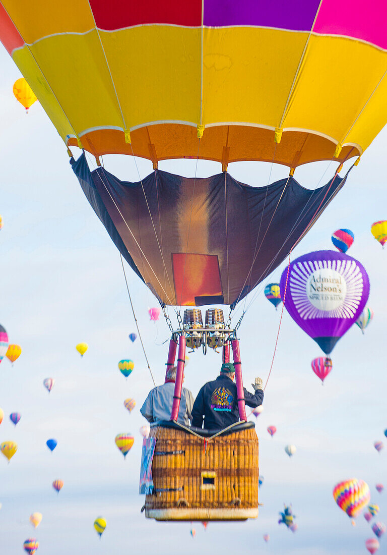 Ballons fliegen über Albuquerque, New Mexico, während der Albuquerque Balloon Fiesta. Es ist die größte Ballonveranstaltung der Welt.