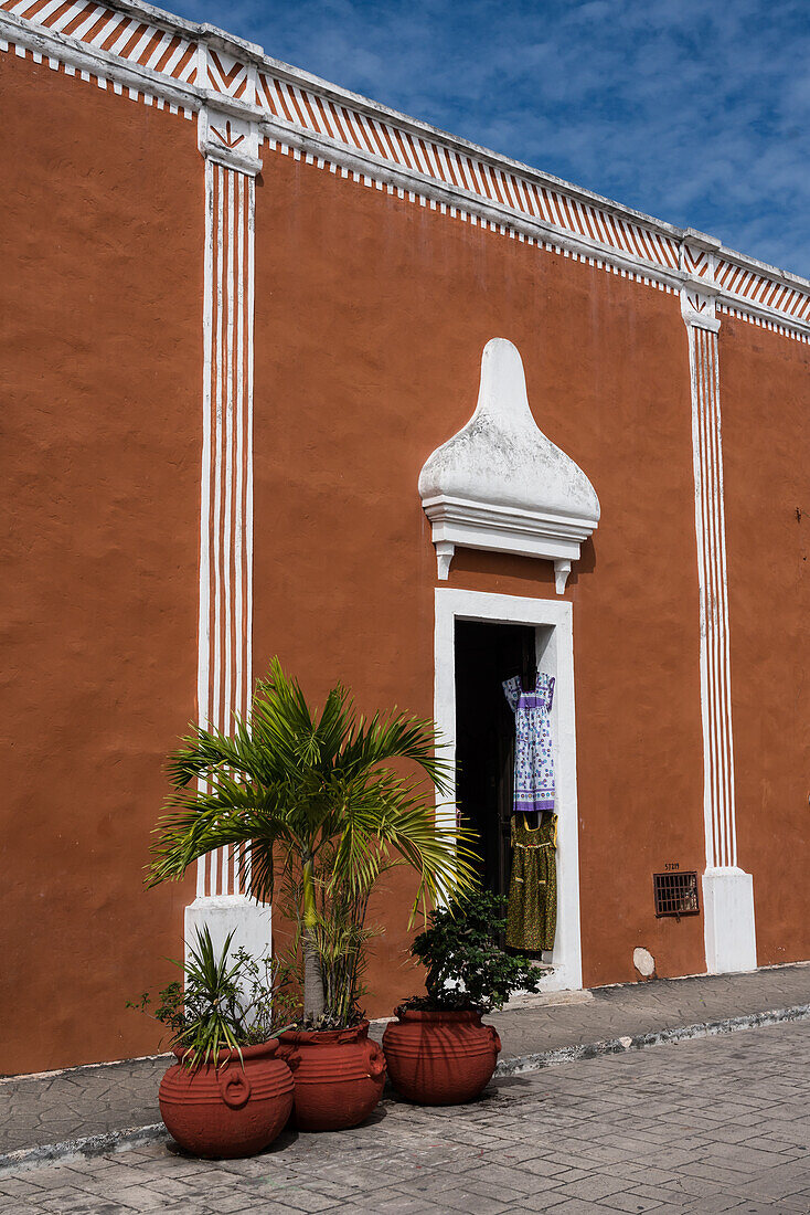 Bemalte spanische Kolonialgebäude auf der Calzada de los Frailes in Valladolid, Yucatan, Mexiko.