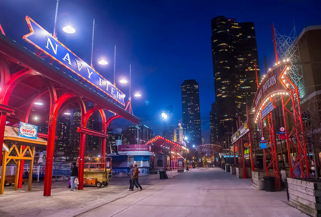 Der Navy Pier in Chicago, der 1916 als 3300-Fuß-Pier für Ausflugsboote gebaut wurde und eine der Touristenattraktionen Chicagos ist.