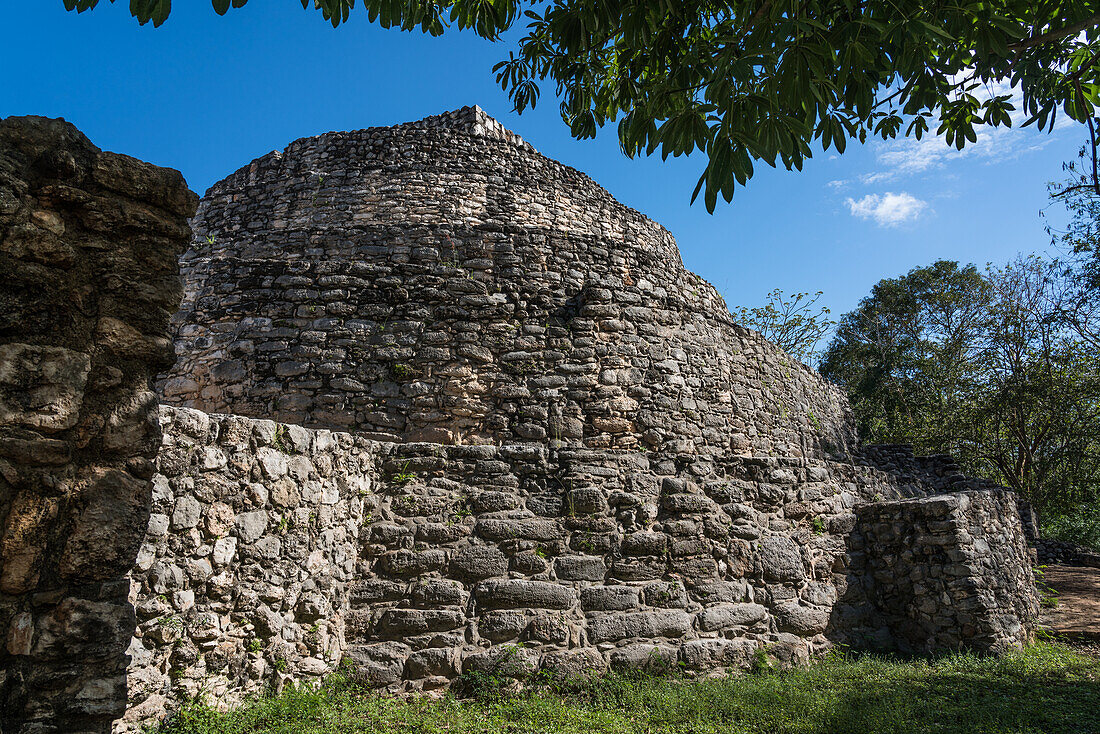 Die geschwungenen Wände des Ovalpalastes in den Ruinen der prähispanischen Maya-Stadt Ek Balam in Yucatan, Mexiko. Die ovale Form, die dem Palast seinen Namen gibt, befindet sich auf der Rückseite des Gebäudes.