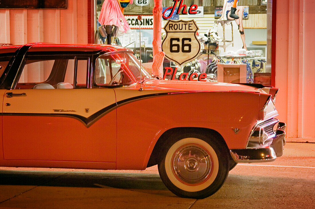Ausgestellter 1956er Ford im The Route 66 Place und Twisters Soda Fountain an der historischen Route 66 in Williams, Arizona.