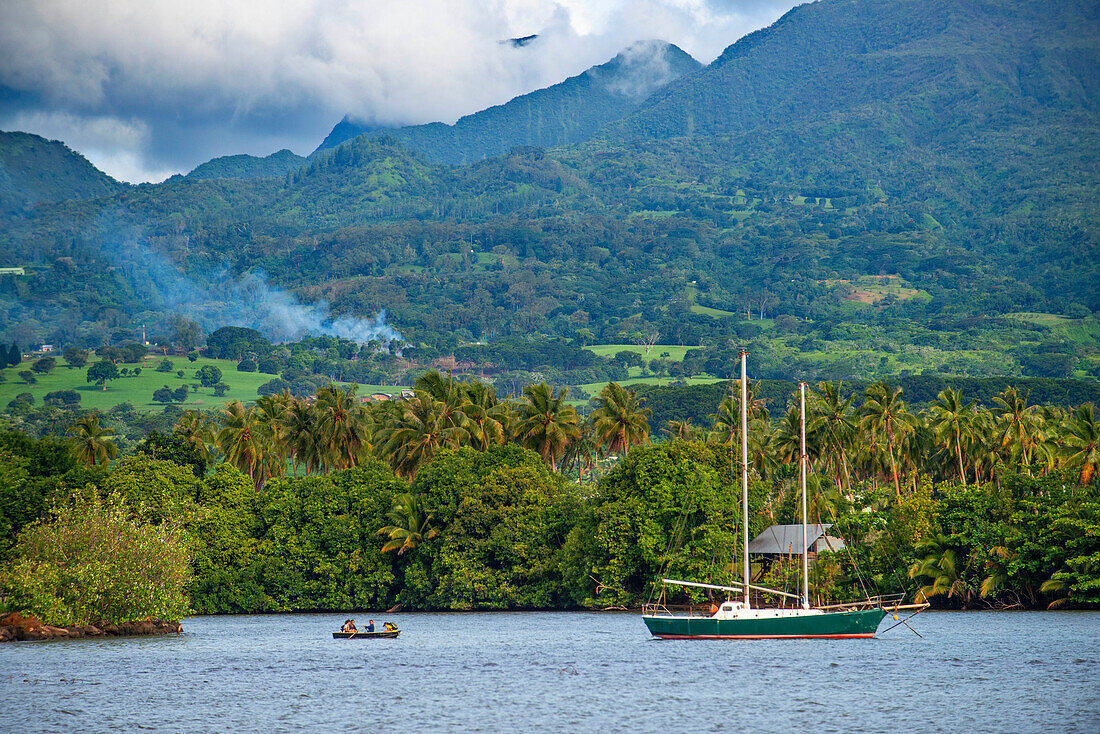 Altes Segelboot vor der tahitianischen Küste. Papeete Tahiti nui Französisch-Polynesien Frankreich