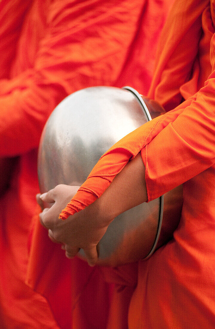 Buddhistischer Mönch mit Schale während einer morgendlichen Prozession für Essensgaben; Huay Kaew-Gebiet, Chiang Mai, Thailand.